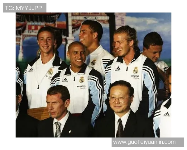 街头偶遇世界级足球球星引发热议市民纷纷合影记录惊喜瞬间 街头偶遇世界级足球球星引发热议市民纷纷合影记录惊喜瞬间