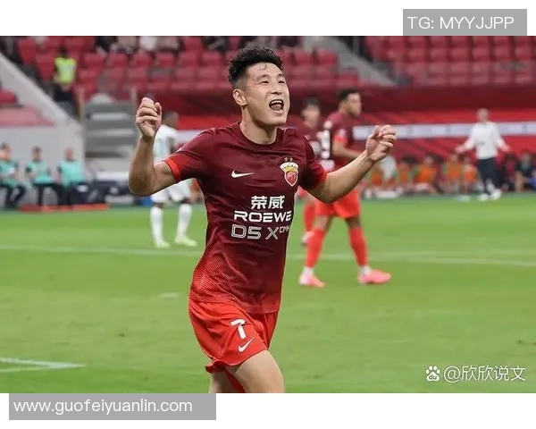 路人突击采访足球球星:揭秘幕后训练与场上心路历程 路人突击采访足球球星:揭秘幕后训练与场上心路历程